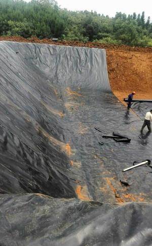 包頭市水庫(kù)復(fù)合土布膜施工案例